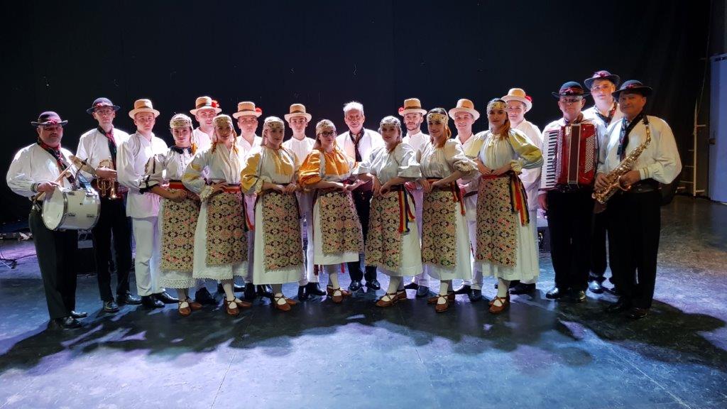 Ansamblul Folcloric Sinca Noua in San Carlos, Chile 2017, Poza de grup in costum de Banat pe scena Centrului cultural San Carlost